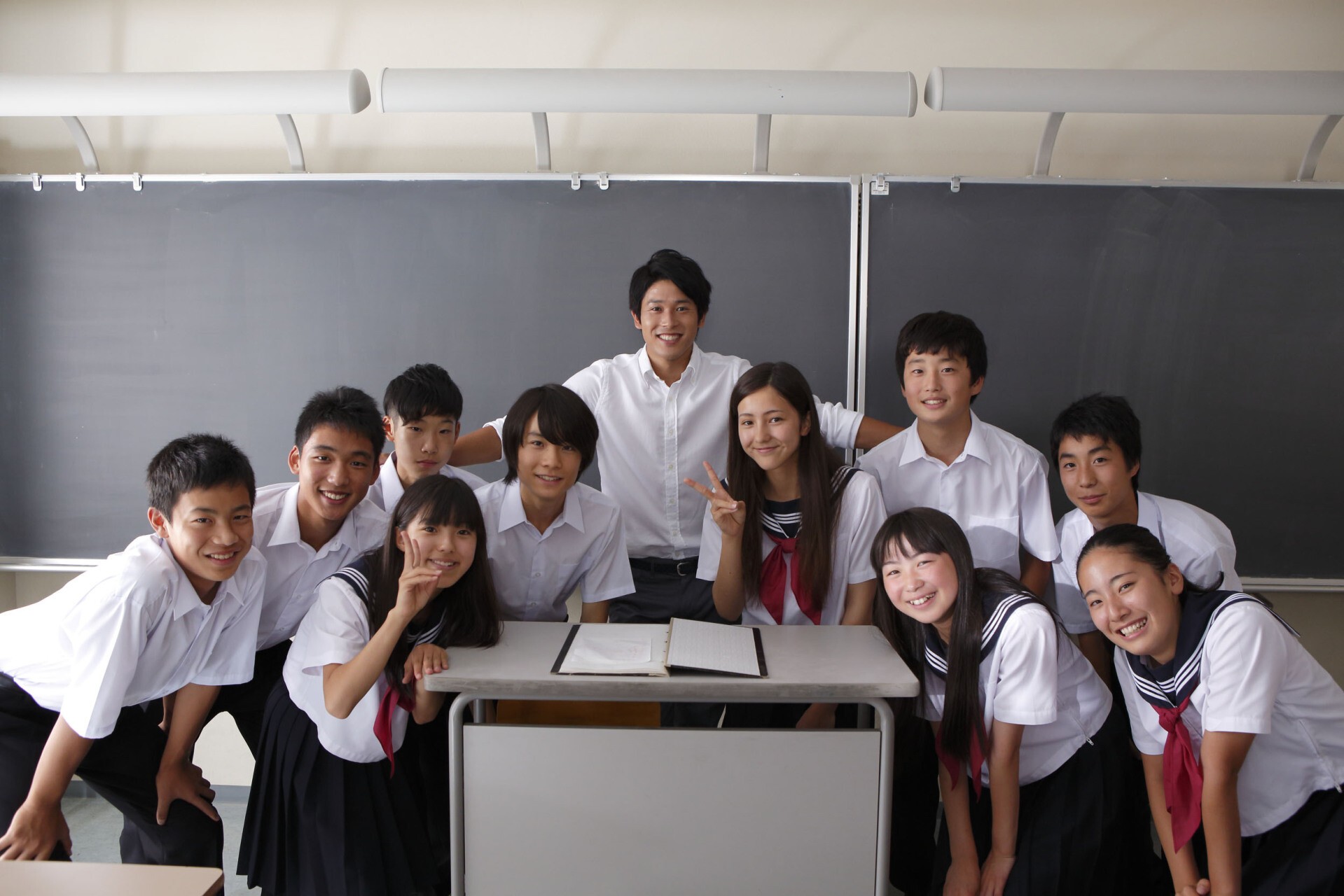 iFLYER: May J.の新曲MVにサッカー日本代表内田篤人選手が出演