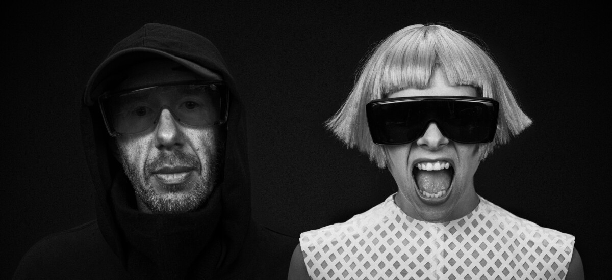 TOMORAアーティスト写真（左：トム・ローランズ、右：オーロラ）© Dan Lowe.jpeg