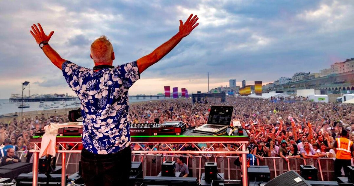Fatboy Slim (ファットボーイ・スリム) の伝説のビーチパーティー「Big