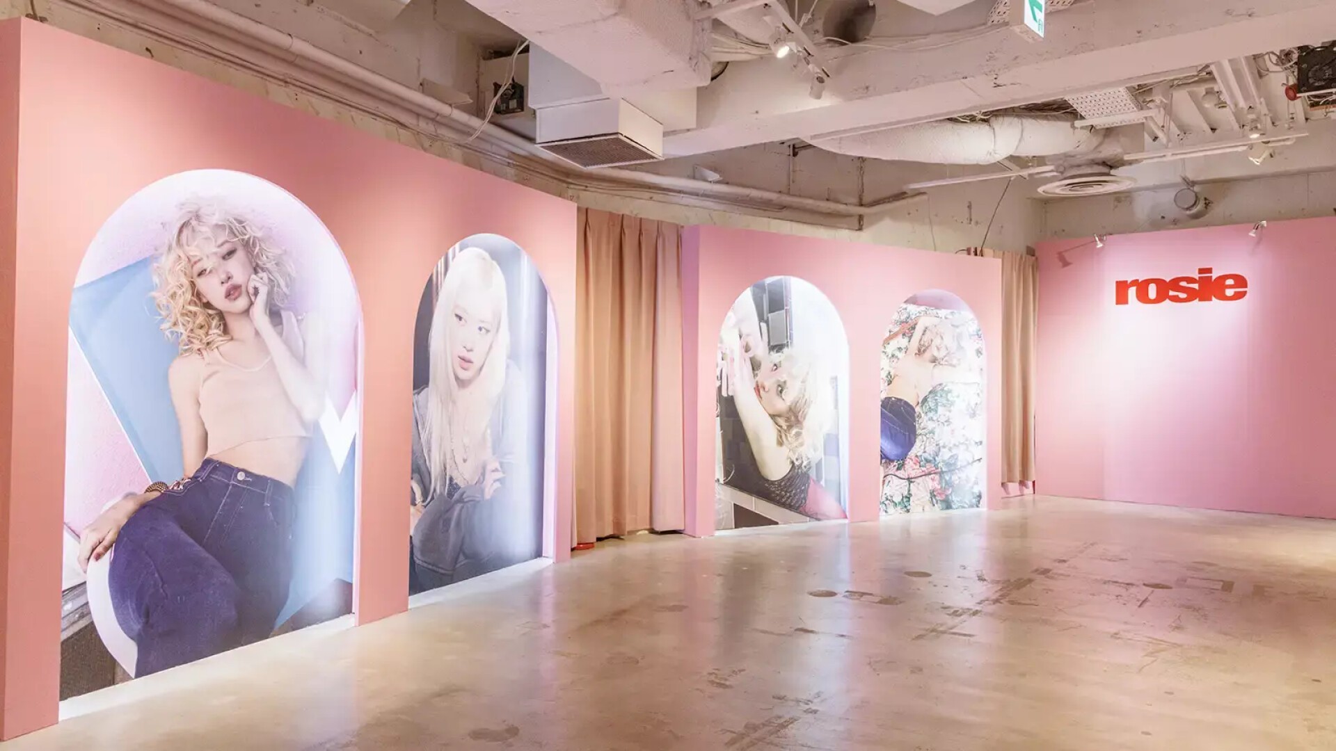 BLACKPINK (ブラックピンク) のメンバーRosé (ロゼ) のポップアップ