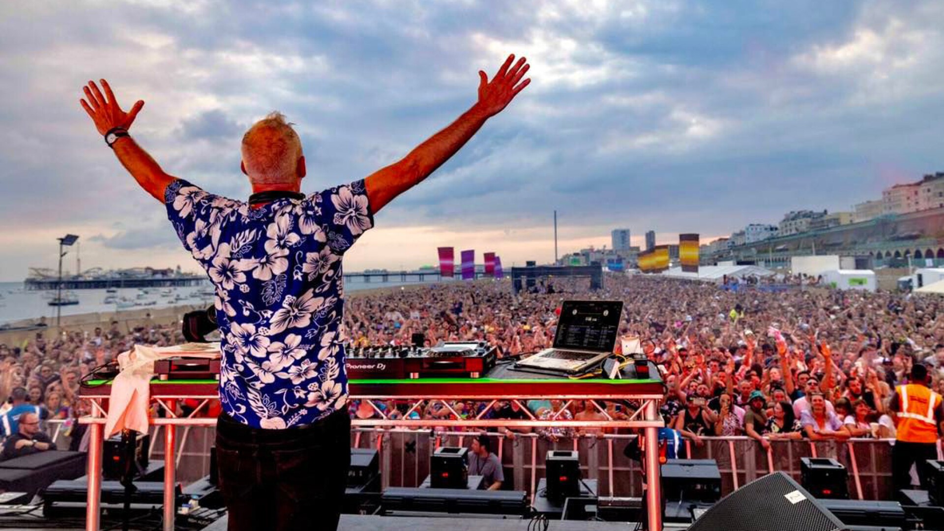 Fatboy Slim (ファットボーイ・スリム) の伝説のビーチパーティー「Big