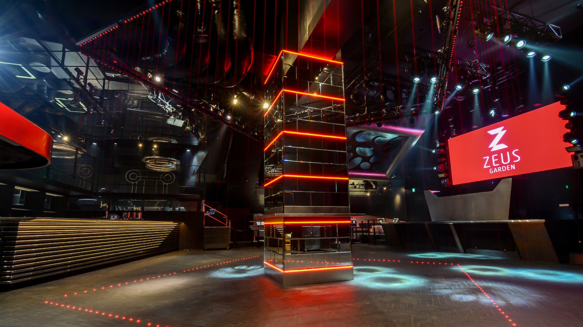 六本木交差点より1分の立地に、バー、ラウンジ、劇場型フロアを併設