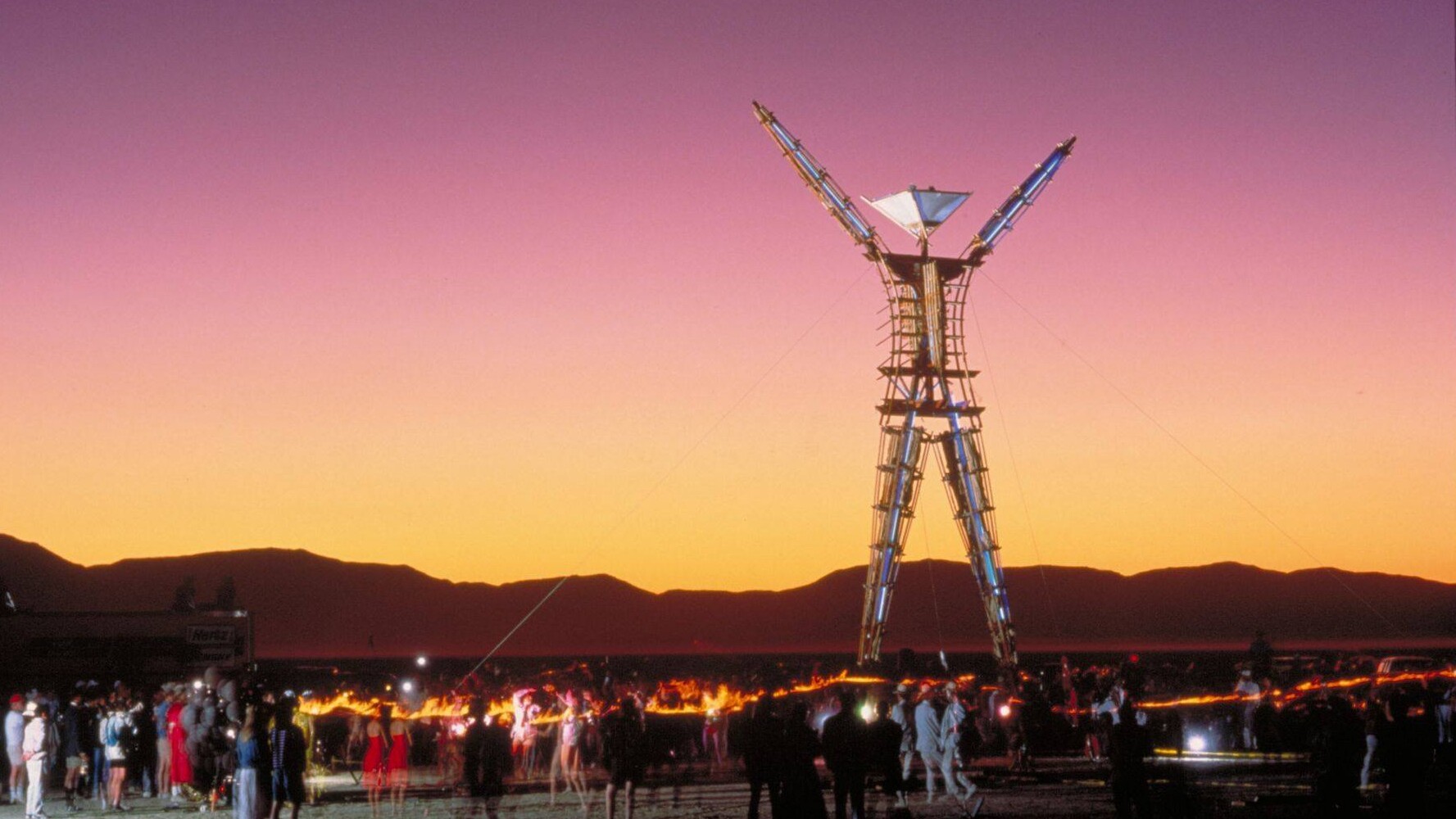Iflyer 米ネバダ州の砂漠の奇祭フェス Burning Man バーニング マン 21年開催キャンセルはアメリカ先住民へのコロナ感染拡大防止に貢献する一方 地元住民への経済的影響も