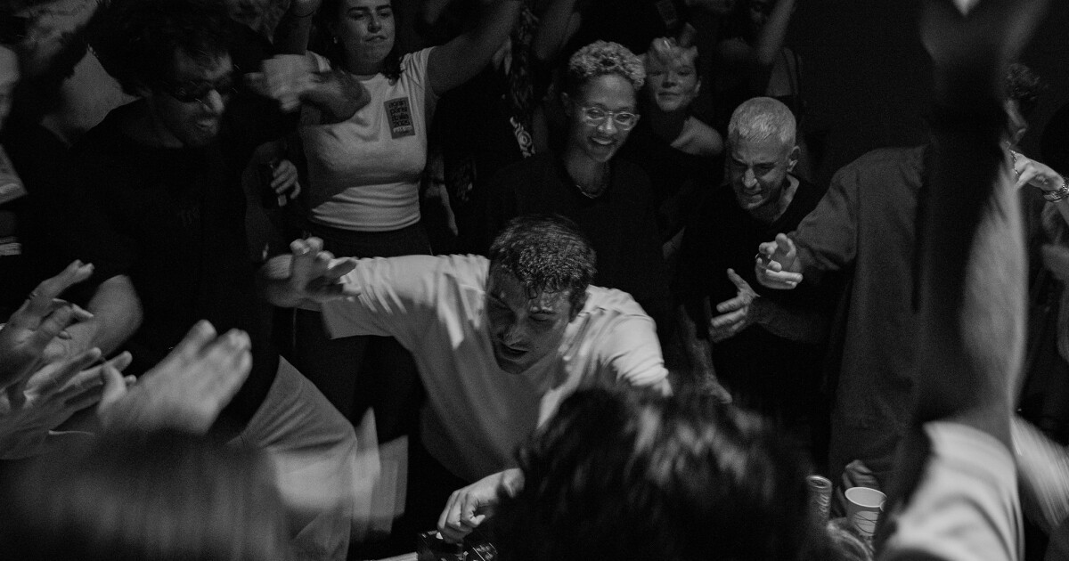 UKダンスシーンを席巻する二人の夢のコラボレーション！ Fred again.. (Fred Again) と Sammy Virji (Sammy Virji) が新曲「Talk of the Town」でコラボレーション
