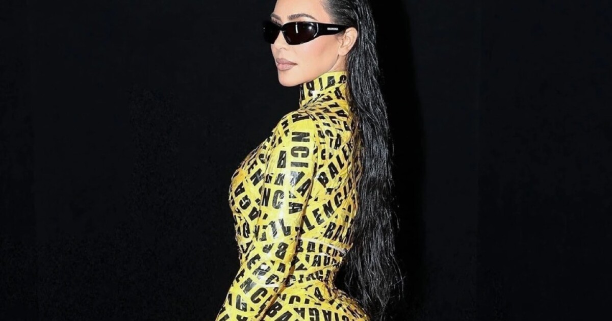 タイムセール　LAVA ヨガ　Goop ハートストーン　キムカーダシアン iFLYER: Kim Kardashian（キム・カーダシアン）、テープで作られた