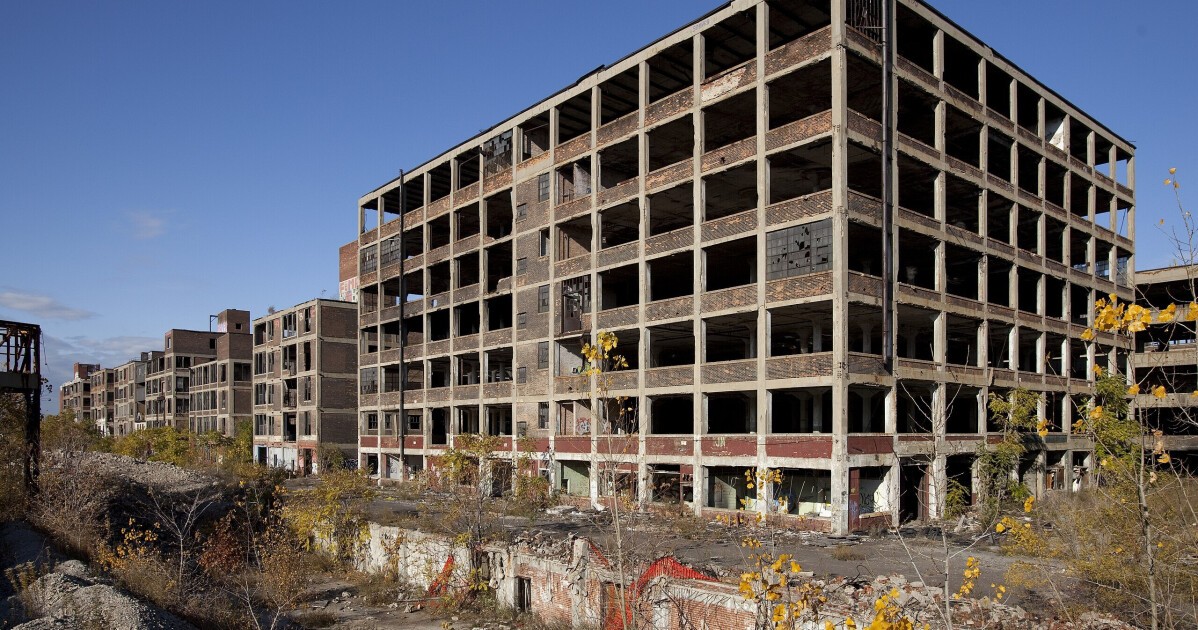 iFLYER: 米デトロイト市を象徴する悪名高き広大な廃墟ビル群