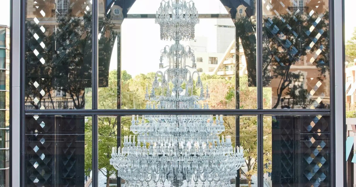 iFLYER: 250灯の明かりが灯る世界最大級バカラシャンデリア『Baccarat