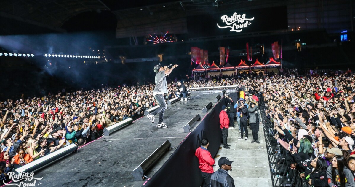 iFLYER: 手首にHIP HOPフェス・Rolling LoudのVIPリストバンドのタトゥーを彫ったが男性が、この先一生入場料がタダに