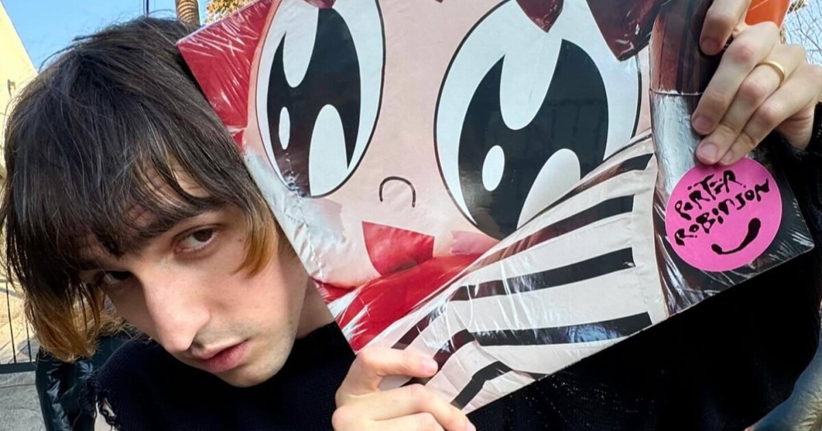 ポーター・ロビンソン Porter Robinson スマイル! :D サイン 1_464m66rl1oqojoa5pj6at.jpg