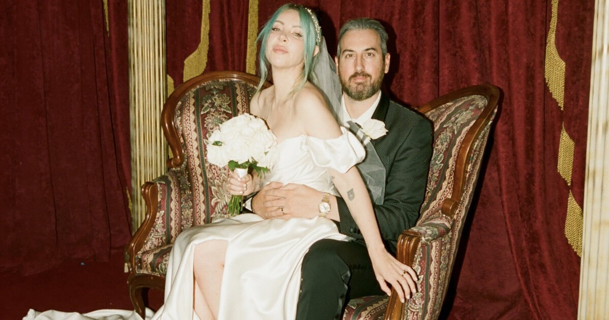 iFLYER: 結婚おめでとう！2023年にフィルム・ディレクターTi Westと