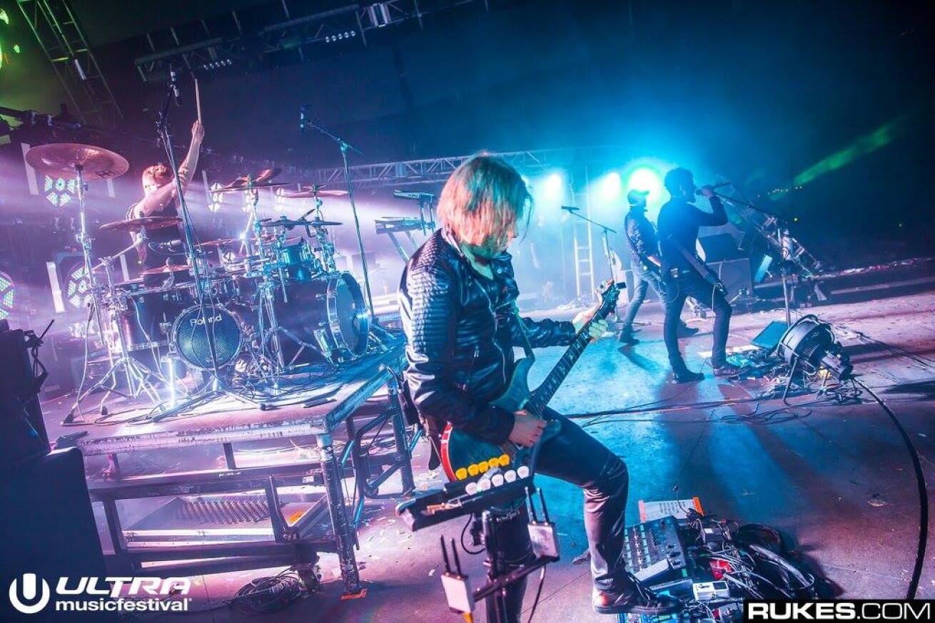 iFLYER: PendulumのドラマーKJ Sawkaが自身の名曲に合わせて生演奏を