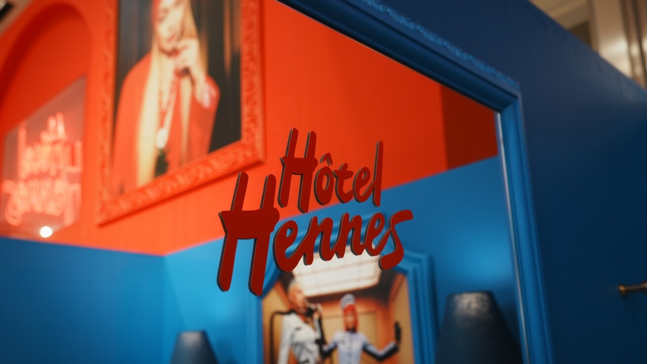 H M 新宿店 人気モデルのジジ ハディッド主演 Hotel Hennes にインスパイアされたスペシャルイベントが5 19 3日間限定開催 夜にはdjとドラァグクイーンによるパフォーマンスも Iflyer