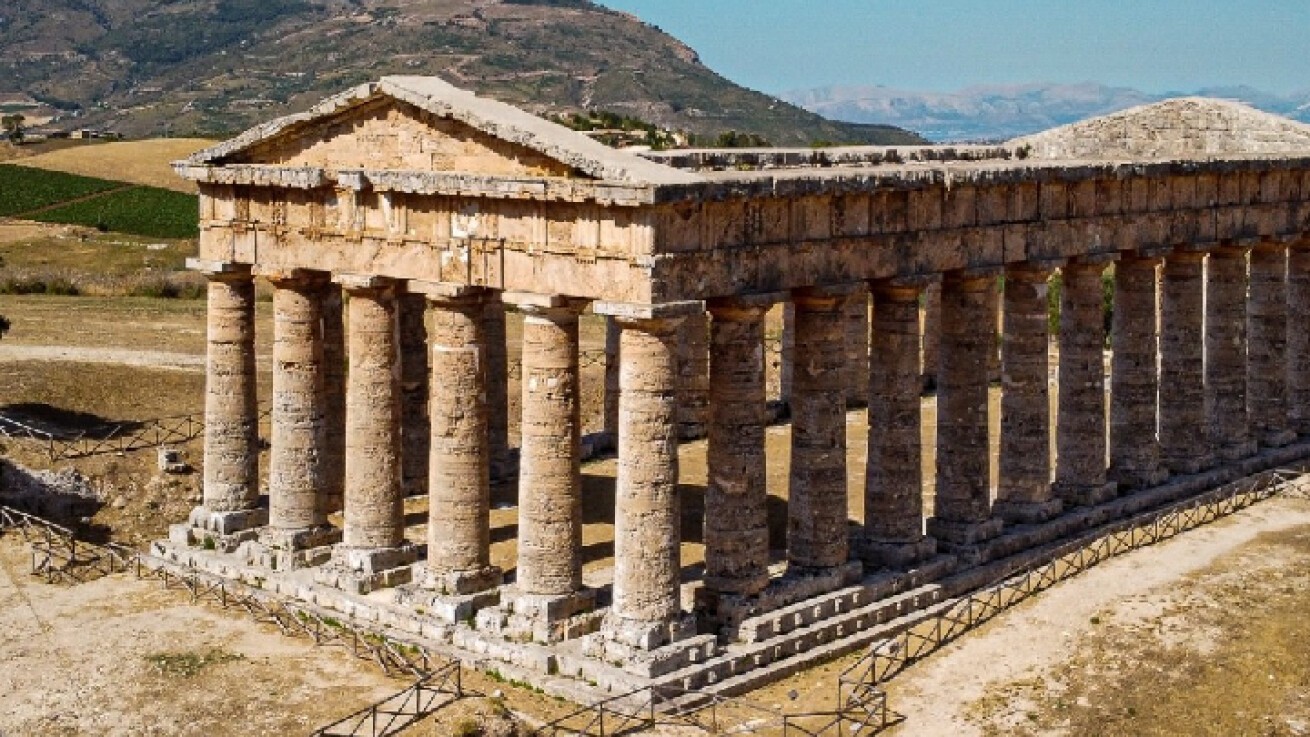 iFLYER: イタリア・シチリア島の紀元前416年建造の古代ギリシャ神殿で 