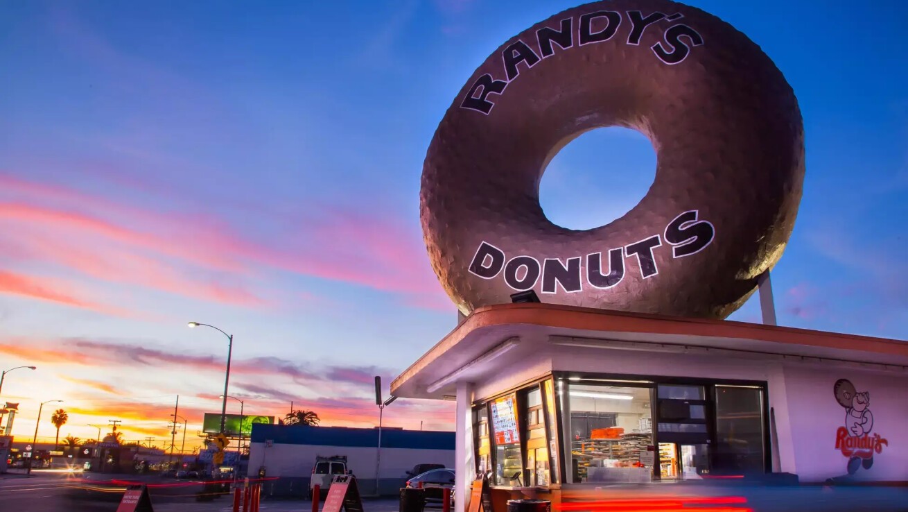 米・ロサンゼルスで大人気、屋根の上の巨大ドーナツが目印のドーナツ・ショップ『Randy's Donuts  (ランディーズ・ドーナツ）』が日本初上陸、2025年春を目途に国内1号店オープン！ - iFLYER