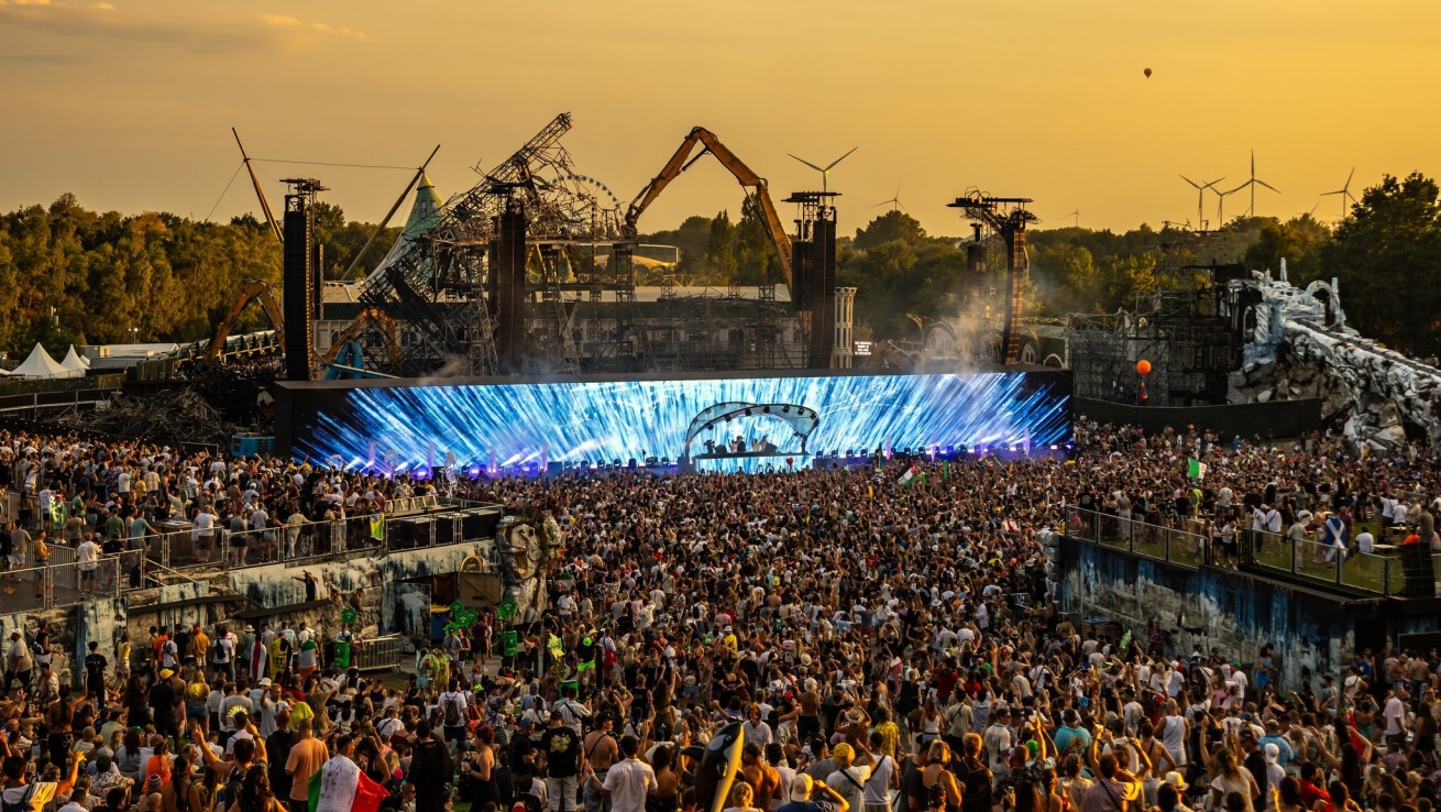 iFLYER: 今週末開催の「Tomorrowland」第二週目も火災で焼け落ちた