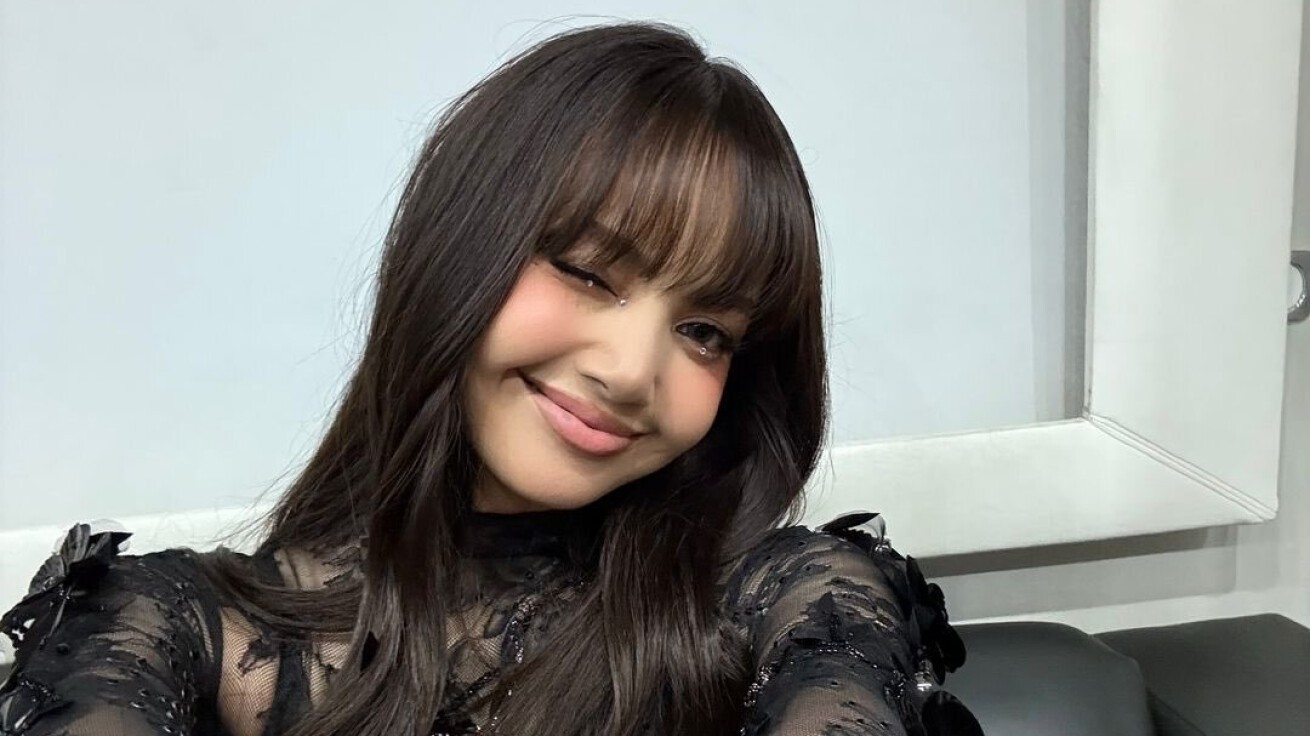 ブラピリサページ　黒のジモモ　3つ ピンク 2つ BLACKPINKリサ、美ウエスト＆太もも全開 大胆編み上げ衣装姿に