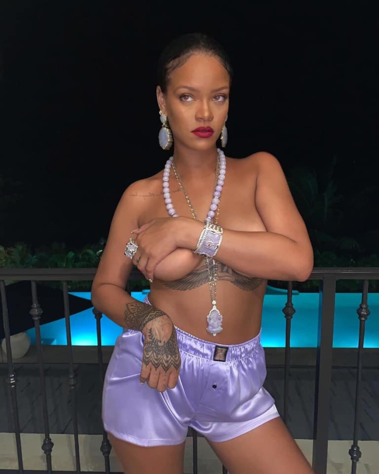 iFLYER: 米歌手Rihanna（リアーナ）、豊満な下乳が露わになった手ブラ