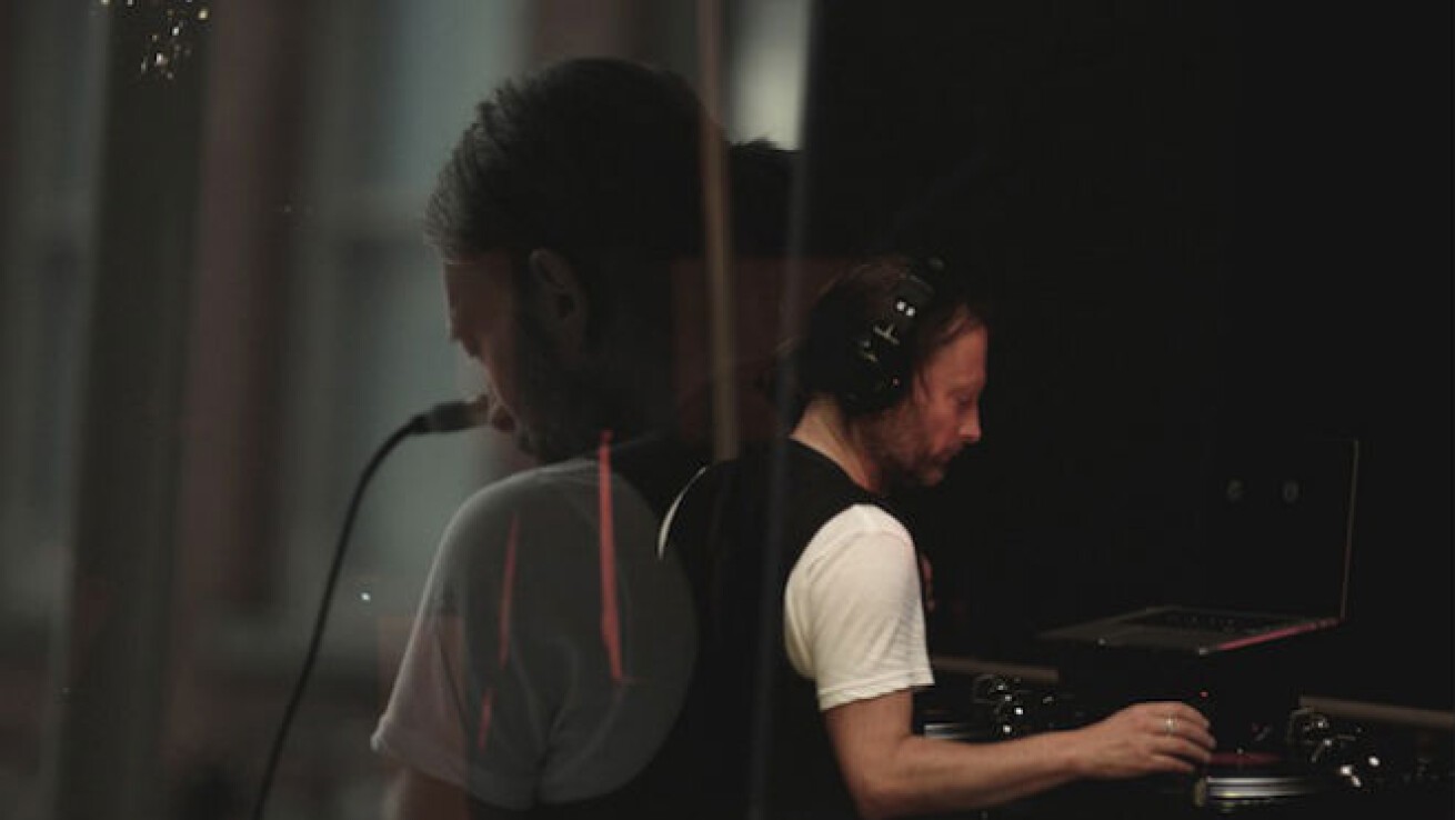 ATOMS FOR PEACE 2013 Tシャツ 赤 【古着】ATOMS FOR PEACE T-Shirt