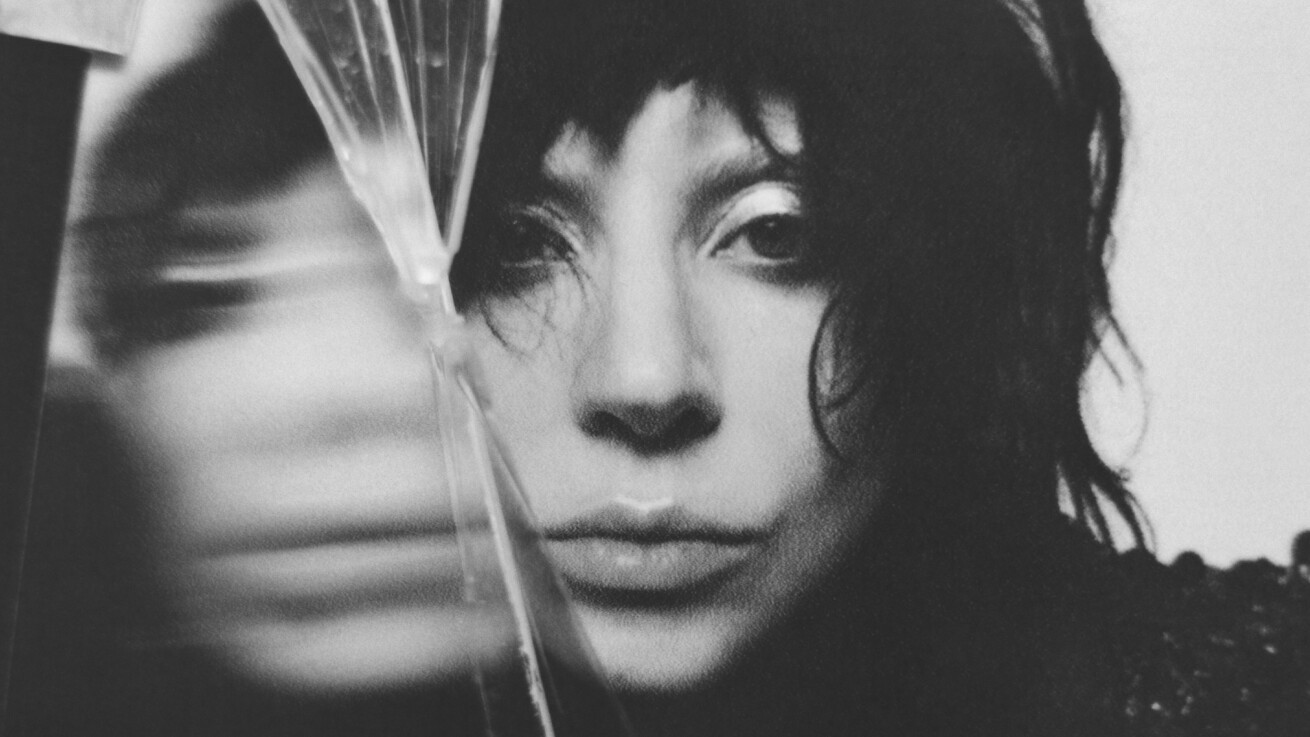 レディーガガ　MAYHEM ポップアップイベントにて。Mサイズ ホワイト iFLYER: ポップ界の女王Lady Gaga (レディー・ガガ) の来日公演に