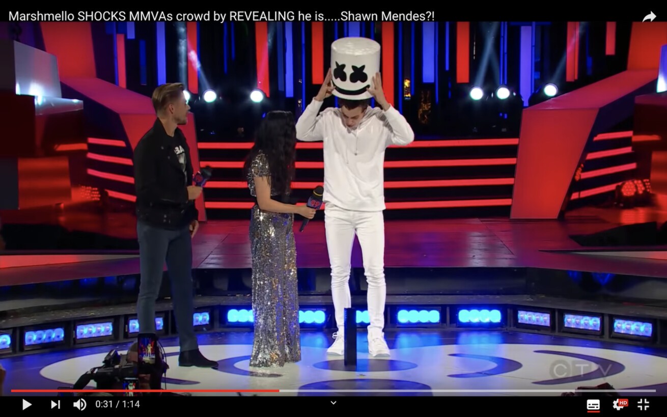 iFLYER: Marshmello が MMVA 授賞式でついにヘルメットを脱ぐ！