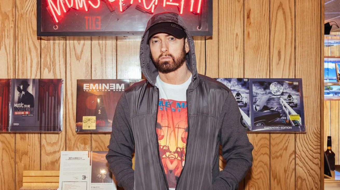 iFLYER: ラップ・ゴッドEMINEM (エミネム) 、自身の楽曲タイトルで